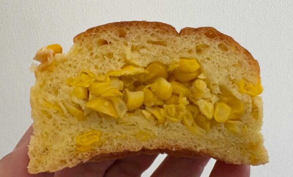 半分に割ったびえいのコーンぱん