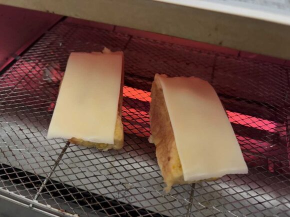 びえいのコーンぱんを再加熱+チーズ（お好みでタバスコ）