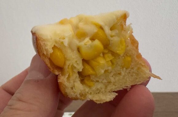 びえいのコーンぱんを再加熱+チーズ（お好みでタバスコ）