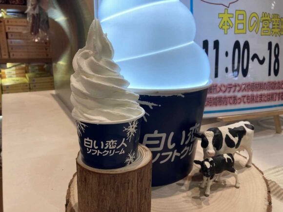 新千歳空港ソフトクリームおすすめ人気「JAL PLAZA 出発ロビー店」（白い恋人ソフト）