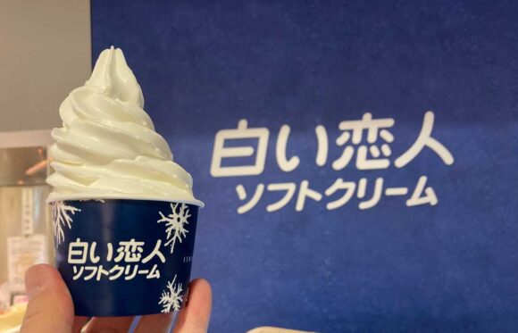 新千歳空港ソフトクリームおすすめ人気「JAL PLAZA 出発ロビー店」（白い恋人ソフト）