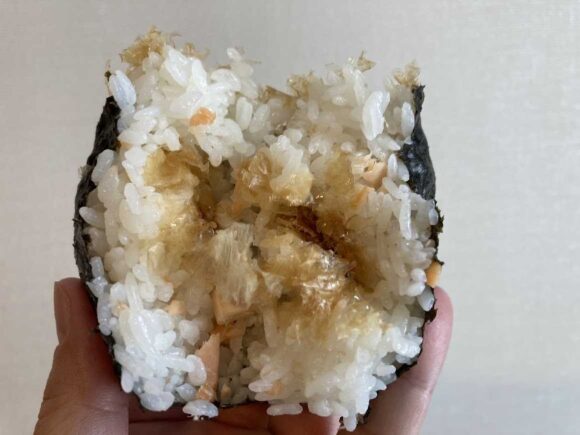 鮭乃丸亀おすすめおむすび⑤おかか（鮭節）