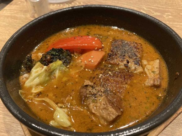 スープカレーGARAKUおすすめ②とろとろ炙り焙煎豚角煮（人気No.1）