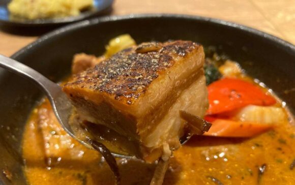 スープカレーGARAKUおすすめ②とろとろ炙り焙煎豚角煮（人気No.1）