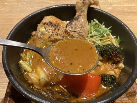 スープカレーGARAKUおすすめ①やわらかチキンレッグと野菜