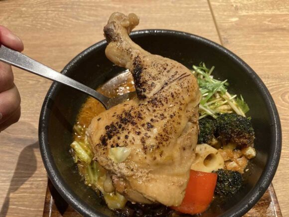 スープカレーGARAKUおすすめ①やわらかチキンレッグと野菜