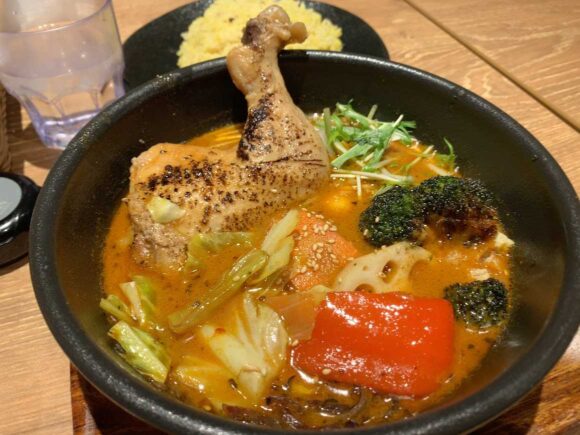 スープカレーGARAKUおすすめ①やわらかチキンレッグと野菜