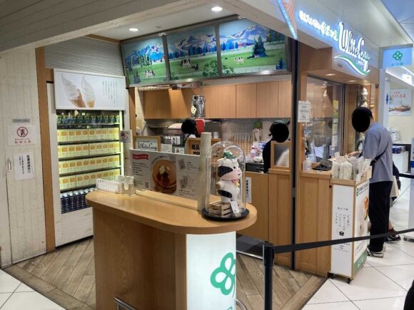 よつ葉ホワイトコージ 新千歳空港店おすすめ「よつ葉の白いパフェ 新千歳空港ver」