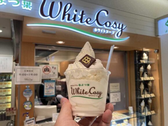 よつ葉ホワイトコージ 新千歳空港店おすすめ「よつ葉の白いパフェ 新千歳空港ver」