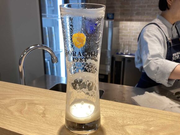BEER STAND SORACHI（新千歳空港 国内線ターミナル2階）のメニュー料金やシステム＆楽しみ方