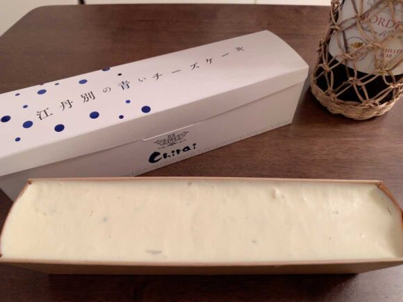 Wine&Cheese北海道興農社(新千歳空港)おすすめ①江丹別の青いチーズケーキ