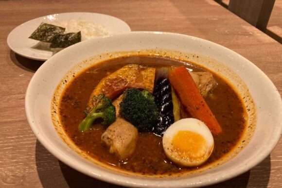 スープカレーらっきょ新千歳空港店おすすめ①知床どりと野菜のスープカレー(一番人気)