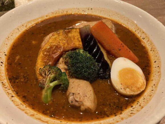 スープカレーらっきょ新千歳空港店おすすめ①知床どりと野菜のスープカレー(一番人気)