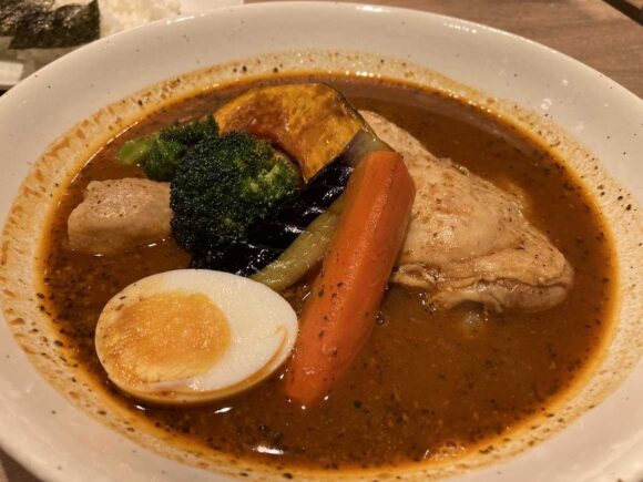 スープカレーらっきょ新千歳空港店おすすめ①知床どりと野菜のスープカレー(一番人気)