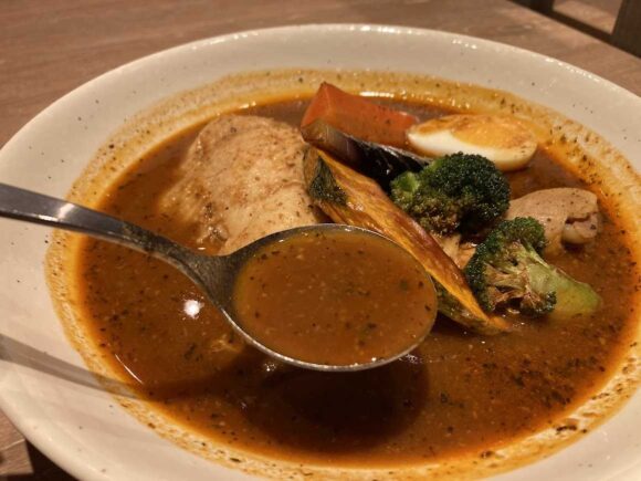 スープカレーらっきょ新千歳空港店おすすめ①知床どりと野菜のスープカレー(一番人気)
