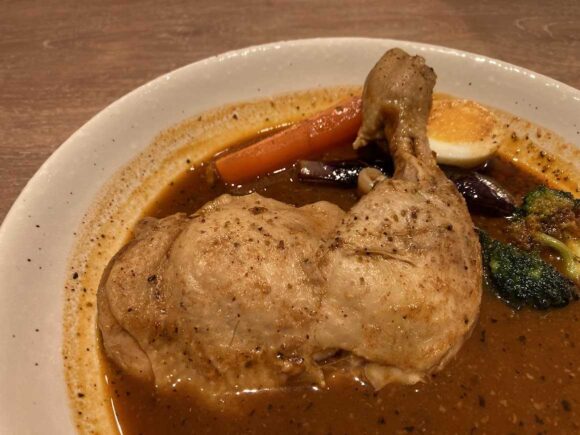 スープカレーらっきょ新千歳空港店おすすめ①知床どりと野菜のスープカレー(一番人気)