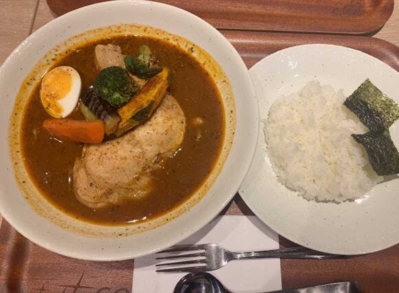 スープカレーらっきょ新千歳空港店おすすめ①知床どりと野菜のスープカレー(一番人気)