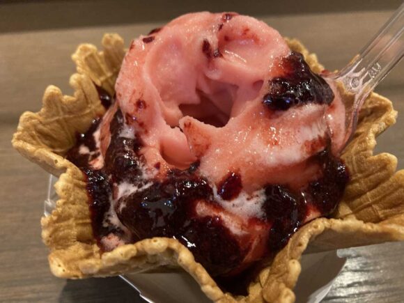 東亜珈琲館 新千歳空港店おすすめ「ハスカップワッフル」