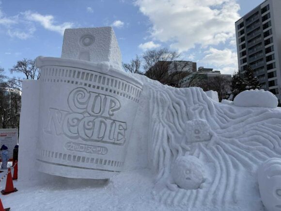 さっぽろ雪まつりの「カップヌードル謎肉チューブスライダー」