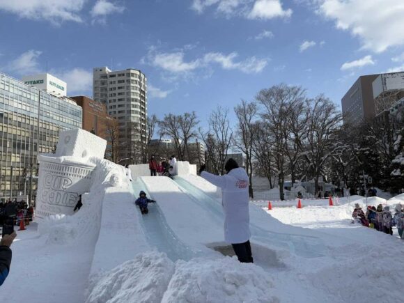 さっぽろ雪まつりの「カップヌードル謎肉チューブスライダー」