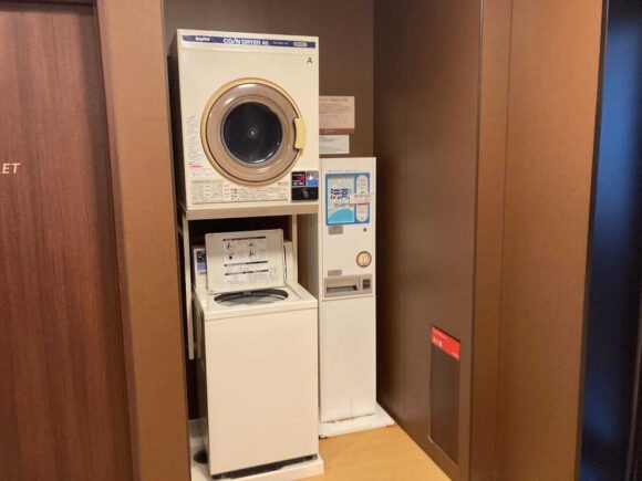 ホテル京阪札幌のベンダールーム（コインランドリー・電子レンジ・自動販売機）