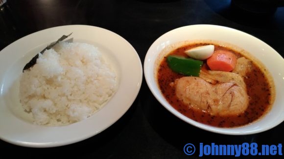 カレー食堂心の骨付きチキンのスープカレー（1000円）