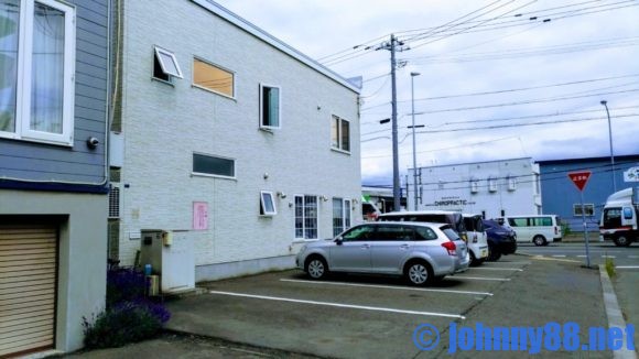 札幌市東区の洋食レストランゆっぴーの駐車場は8台分