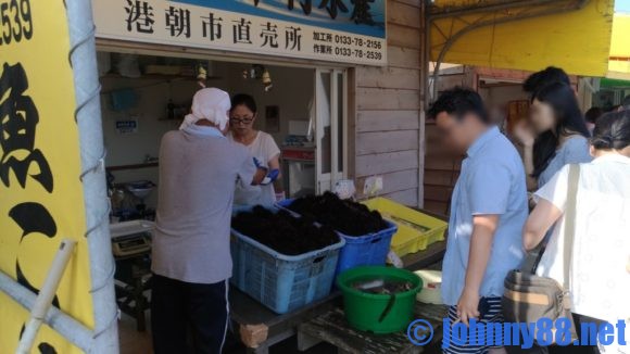 厚田漁港朝市（石狩）でウニを買うために並ぶ人たち